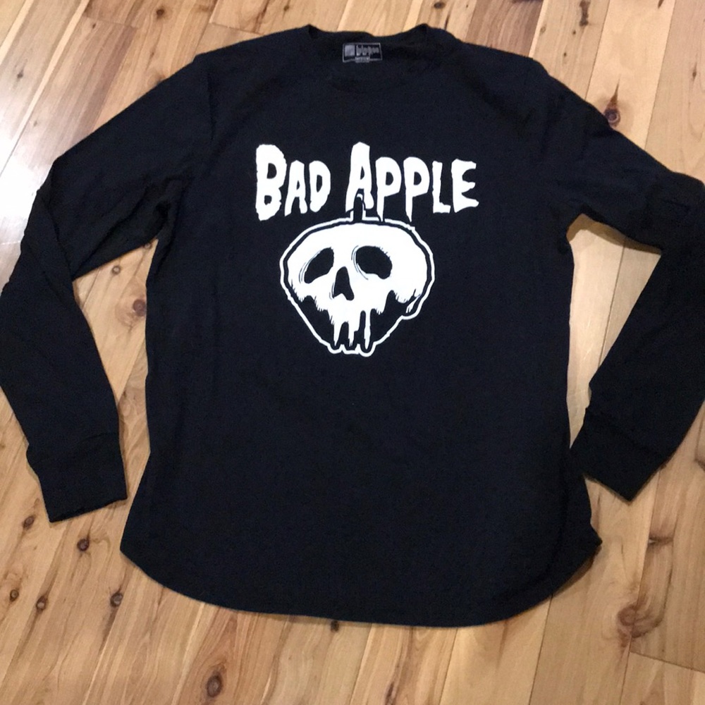 LuLaRoe Bad Apple long sleeve Patrick T, medium
